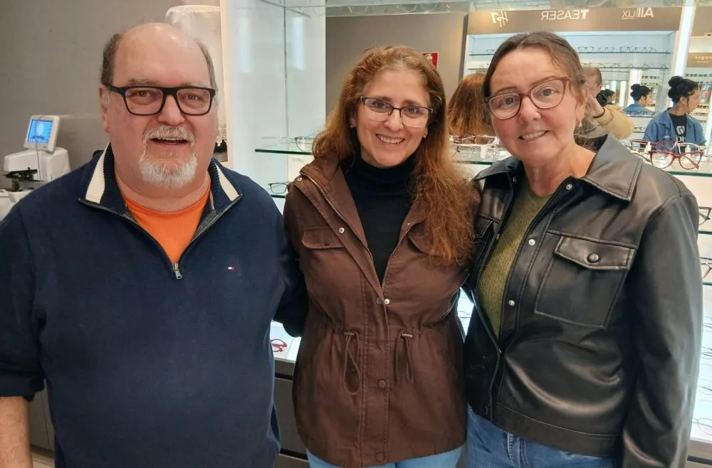 Marlena ao lado do esposo Márcio e de Vilma, recebendo carinho nesta data tão especial - Foto: Jornal SP Repórter