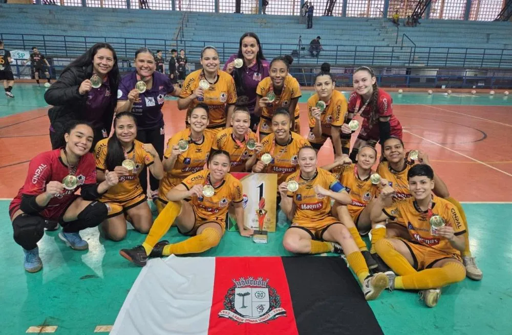 Equipe Sub-18 do E.C. Taboão Magnus celebra o pentacampeonato invicto dos Jogos Abertos da Juventude