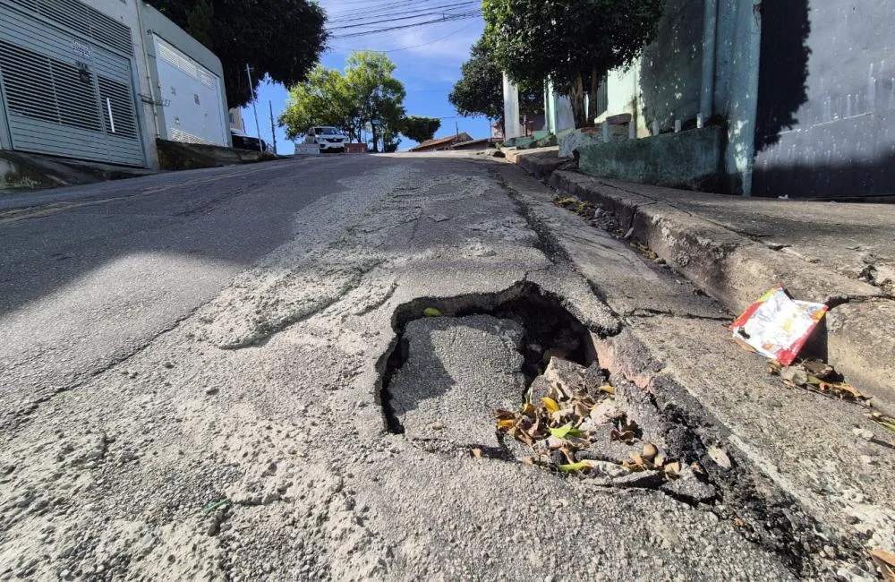 Moradores da Vila Iasi pedem solução para buraco em rua de Taboão da Serra