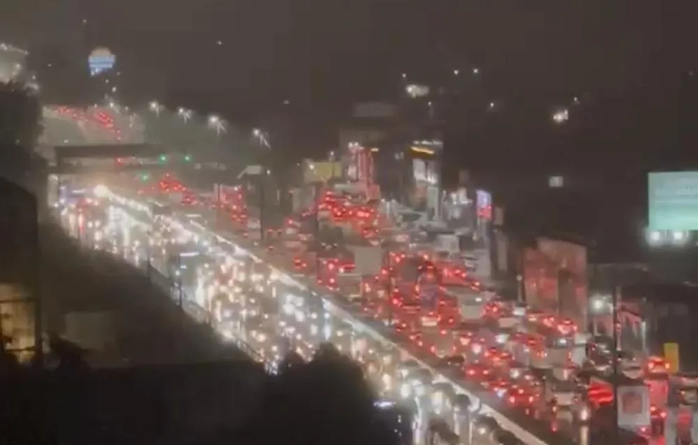 Trecho da Avenida Taboão da Serra na noite desta terça-feira, 23 de junho
