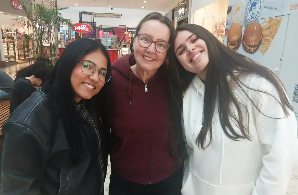 Kauane, Vilma e Janacris durante encontro no Shopping Taboão. O carinho e o reconhecimento de leitoras como elas são um grande incentivo para que o SP Repórter continue realizando um trabalho sério, responsável e sempre ao lado da população