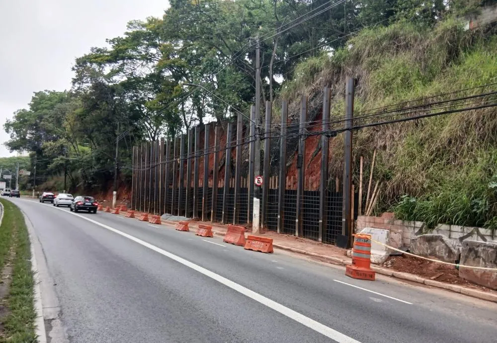Após reportagem do SP Repórter, a Prefeitura de São Paulo iniciou as obras de contenção do barranco na Avenida Professor Francisco Morato, que durante anos ocupou uma das faixas da via, causando transtornos ao trânsito