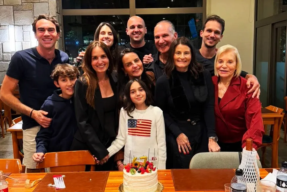 Carlos Freixedelo com a família durante a comemoração de seu aniversário, celebrado no dia 1º de julho, em um momento de união, alegria e muito carinho