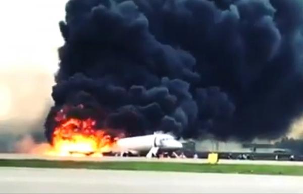 13 pessoas morrem em aterrissagem de avião em chamas 