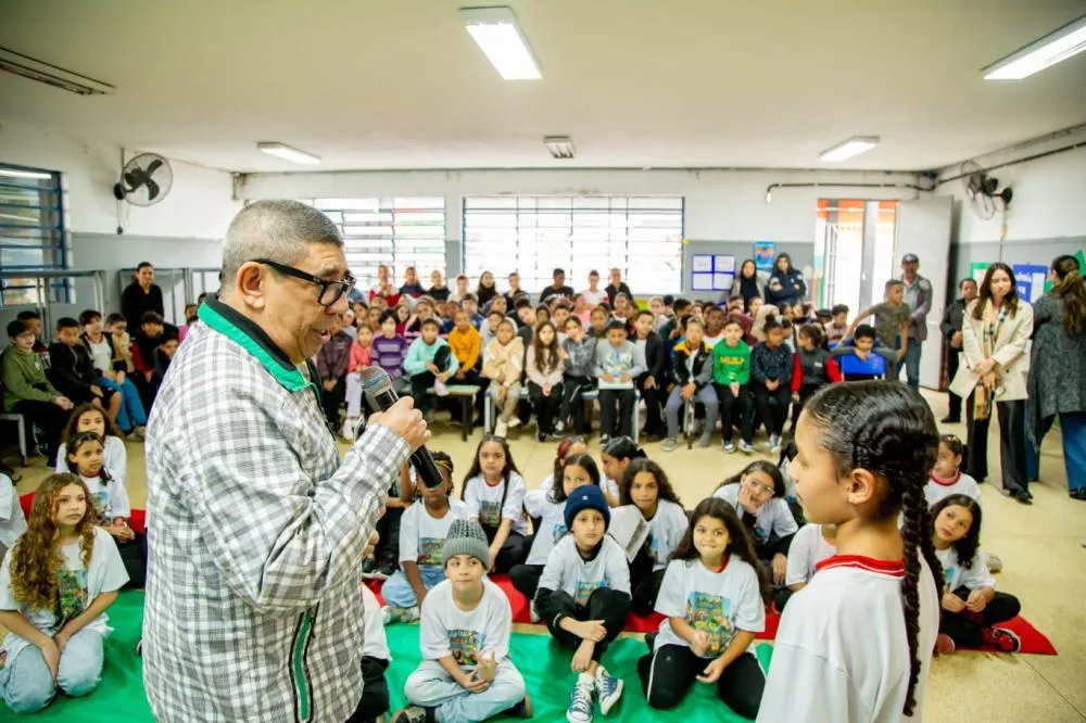 Sérgio Vaz encontra estudantes do Projeto Poesia Periférica em Taboão da Serra