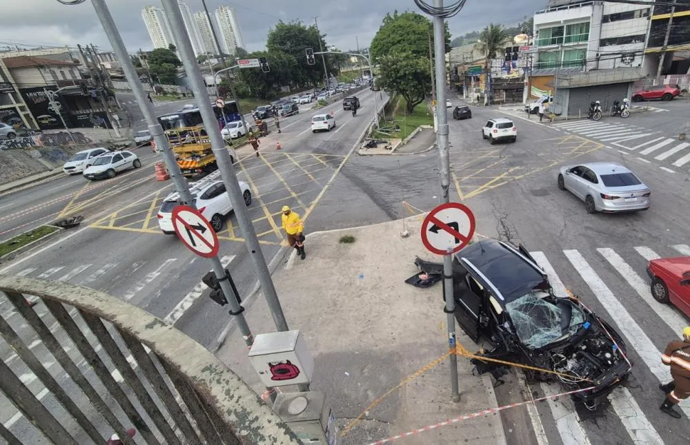 Acidente entre dois carros deixa vítimas na Avenida Taboão da Serra