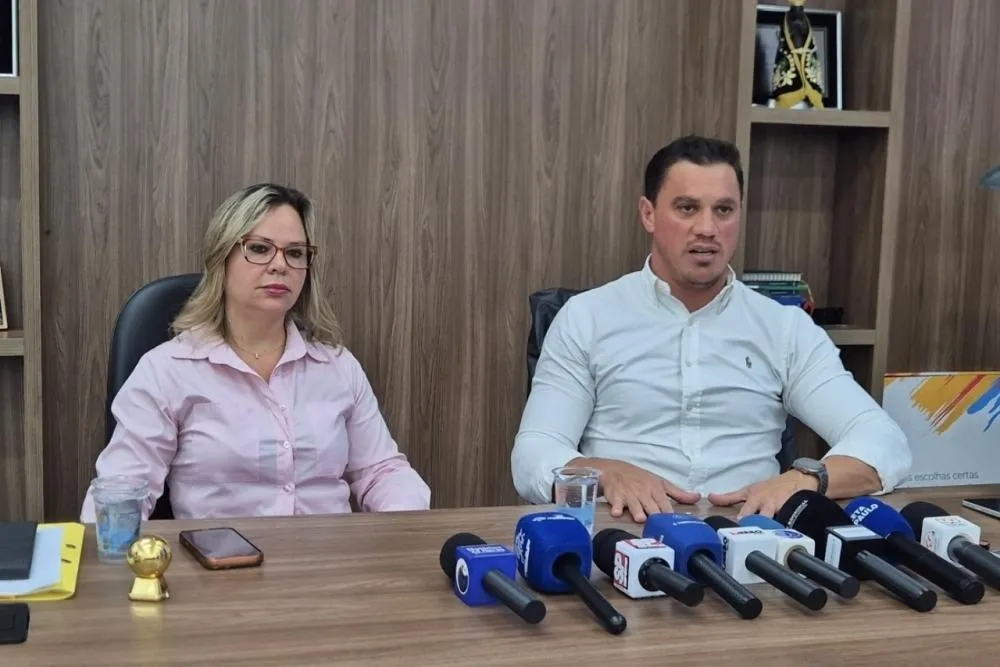 Assista na íntegra: prefeito de Taboão da Serra concede entrevista coletiva ao lado da vice-prefeita