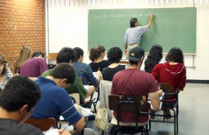 Alunos da Educação de Jovens e Adultos (EJA) e do Centro de Estudos de Línguas (CEL) também retornam as atividades a partir desta quarta.- Foto ABr