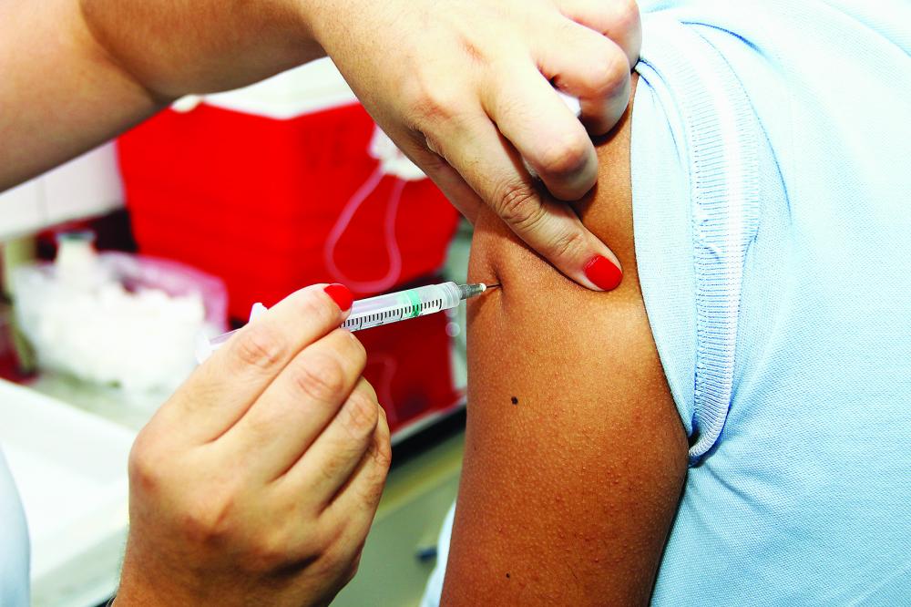 Tecnos da Anvisa recomendam uso emergencial das vacinas CoronaVac e Oxford
