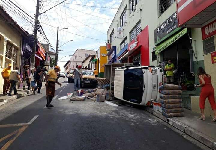 Caminhão tomba no centro de Itapecerica da Serra 