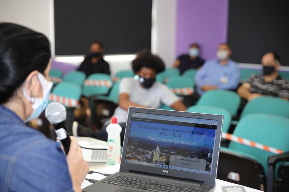 Itapecerica da Serra: Cultura fomenta ações de formação com equipe de trabalho