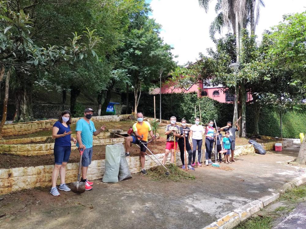 Itapecerica da Serra: ciclistas se reúnem para limpar praça pública 