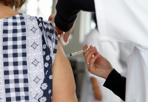 Itapecerica da Serra inicia vacinação contra Covid para idosos com 68 anos 