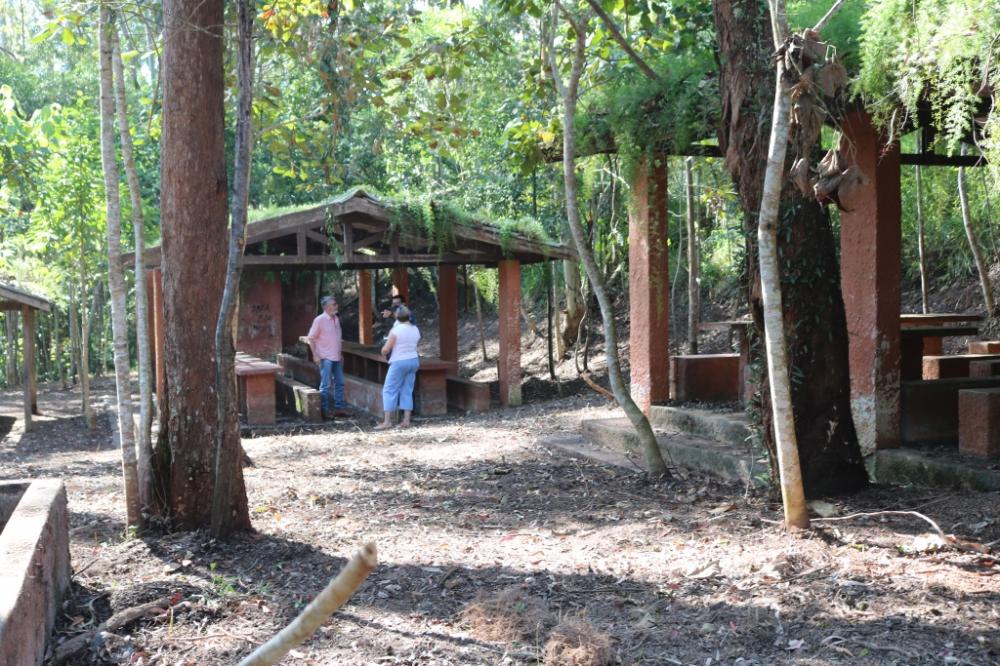 Itapecerica da Serra: Secretário de Meio Ambiente vistoria revitalização da Trilha Ecológica do Parque do Povo