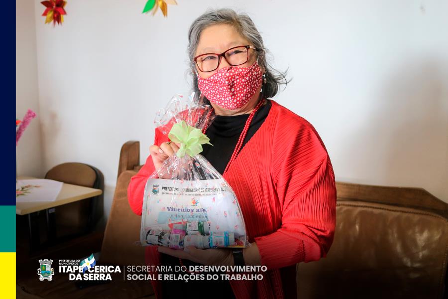 Itapecerica da Serra: Idosos recebem kits para trabalhos manuais do Desenvolvimento Social 