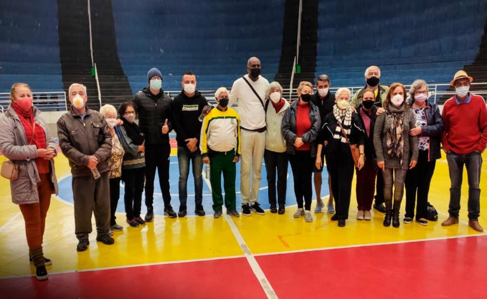 Itapecerica da Serra recebe visita de ex-jogador da seleção brasileira de vôlei
