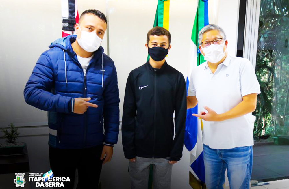 Itapecerica da Serra: Prefeito Nakano recebe visita do Jogador do São Paulo que reside no Branca-Flor 