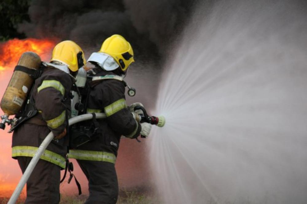 Incêndio em Itapecerica da Serra mata uma pessoa e queima sete residências 