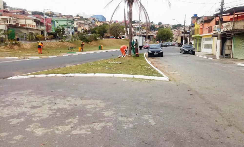 Itapecerica da Serra: Prefeitura realiza trabalho de conservação nas ruas e praças da cidade