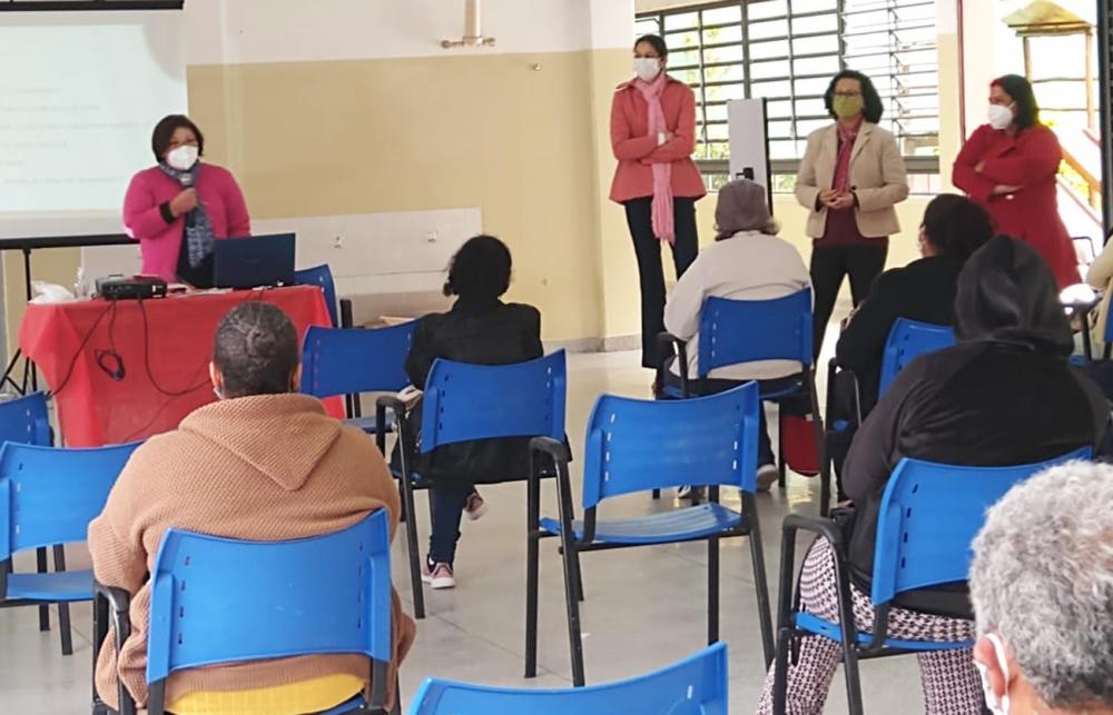 Embu das Artes:Merendeiras passam por formação para receber estudantes com protocolos sanitários de segurança