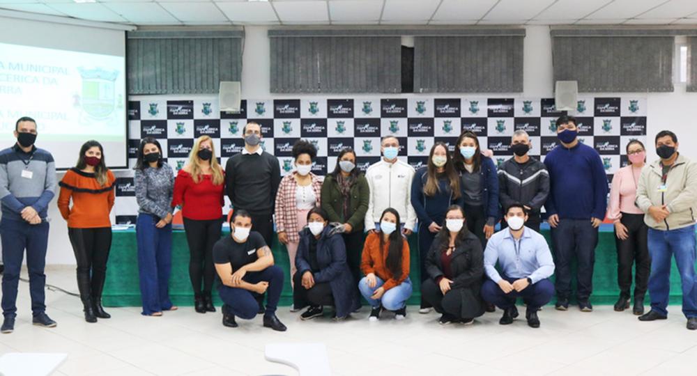 Itapecerica da Serra: Novos servidores da Educação tomaram posse na sexta-feira, 17