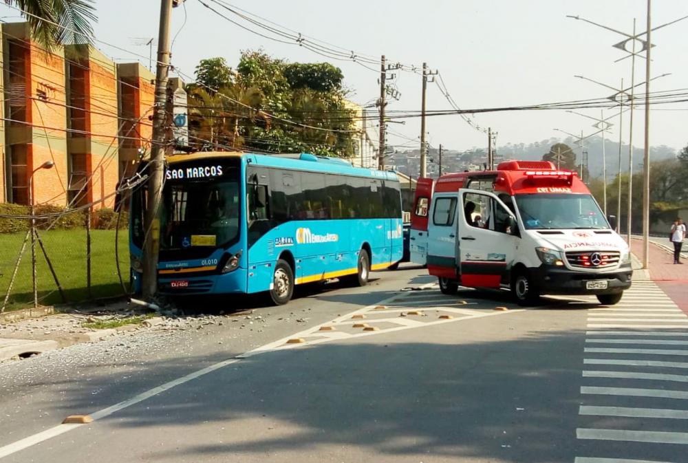 Embu das Artes: Ônibus se choca contra poste no Parque Industrial - Foto: Viação Pirajuçara