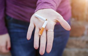 Vai fazer promessa de ano novo? Largue o cigarro e economize R$2 mil por ano
