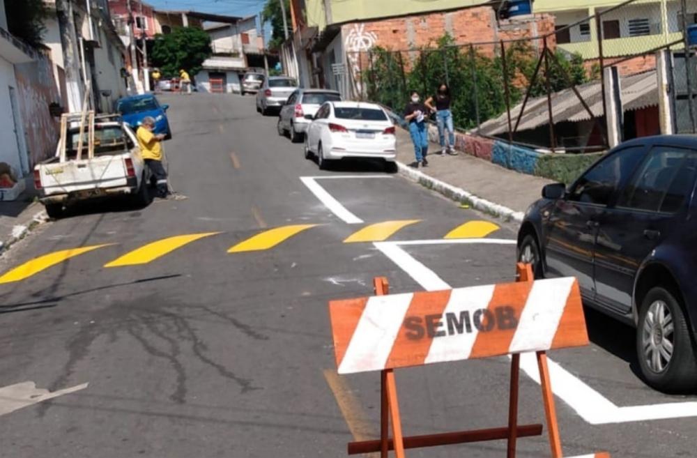 Embu das Artes: rua recebe revitalização da sinalização
