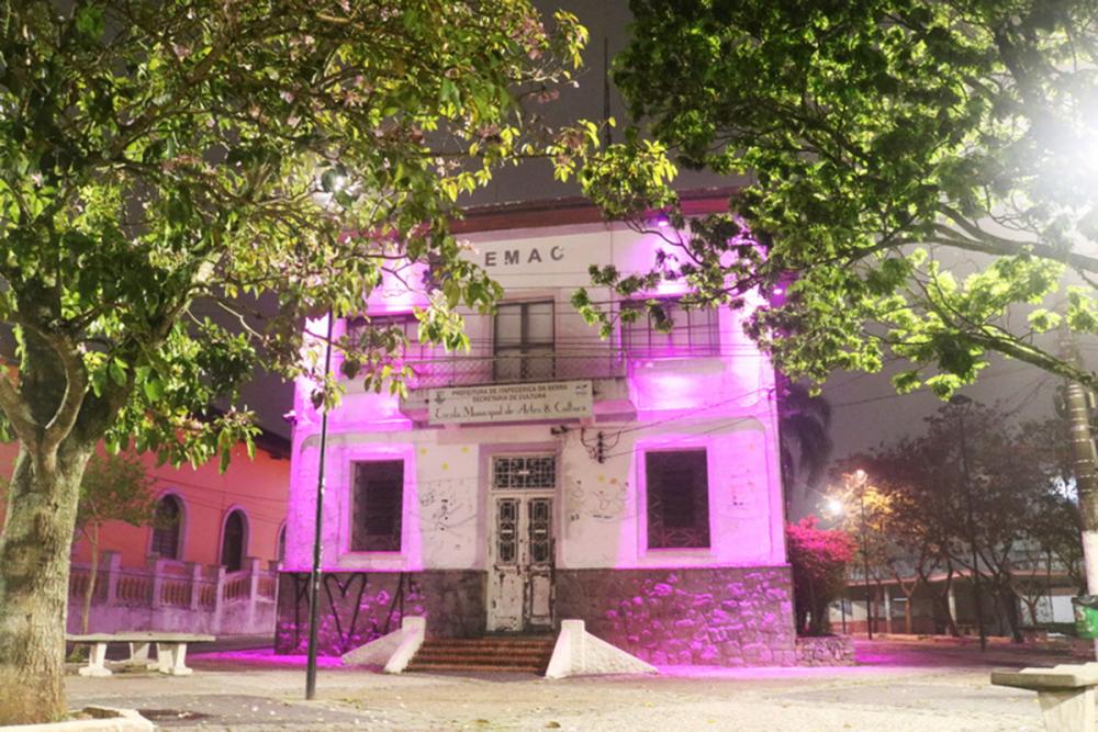 Prédio público de Itapecerica da Serra é iluminado com a cor da campanha Outubro Rosa