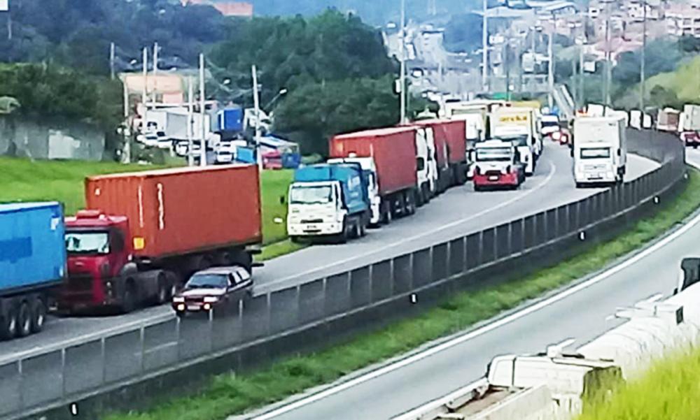 Itapecerica da Serra: Acidente no Km 297 da Régis interdita faixa direita e acostamento sentido sul