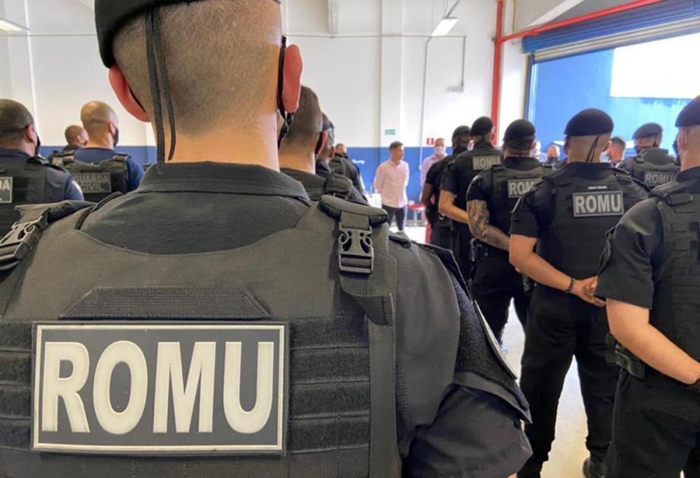 Romu de Embu das Artes impede homem de se jogar de passarela