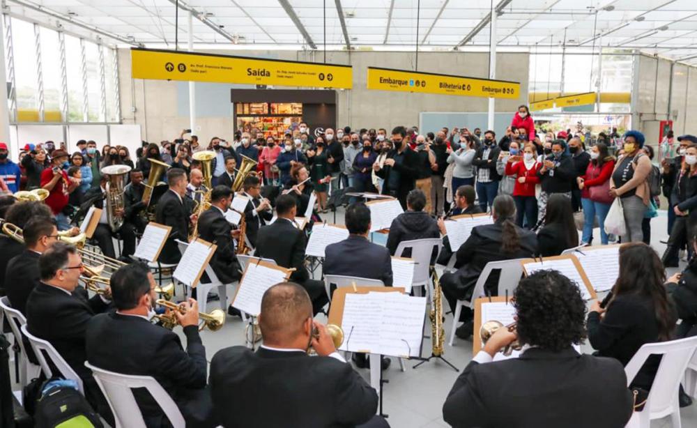 Banda de Embu das Artes se apresenta em Estação do Metrô de São Paulo