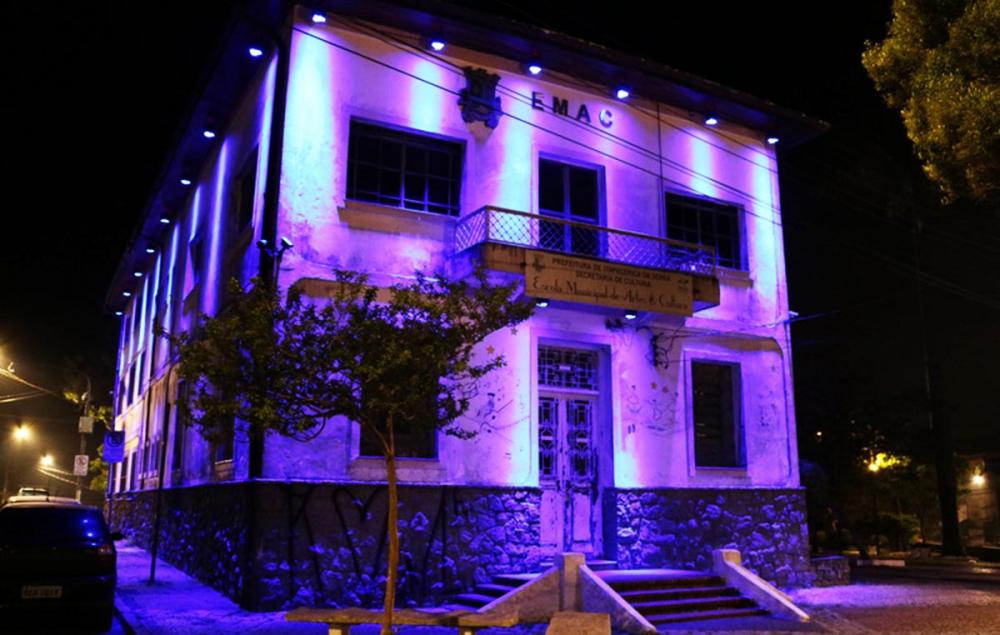 Itapecerica da Serra: Prédios públicos são iluminados com a cor da campanha Novembro Azul