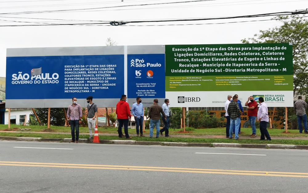 Itapecerica da Serra: Placa anuncia o início da Implantação de Sistema de Esgoto 