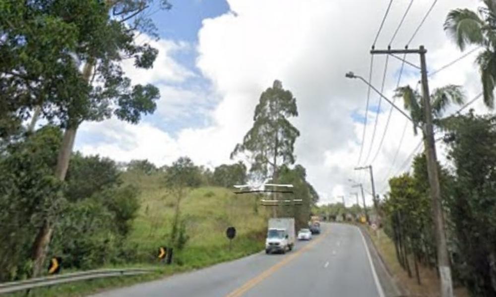 Carreta tomba em Itapecerica da Serra e bombeiros fazem atendimento da ocorrência