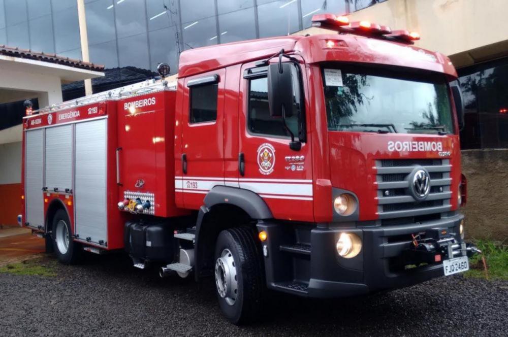 Fogo em veículos dentro de galpão em Embu das Artes: bombeiros atendem ocorrência
