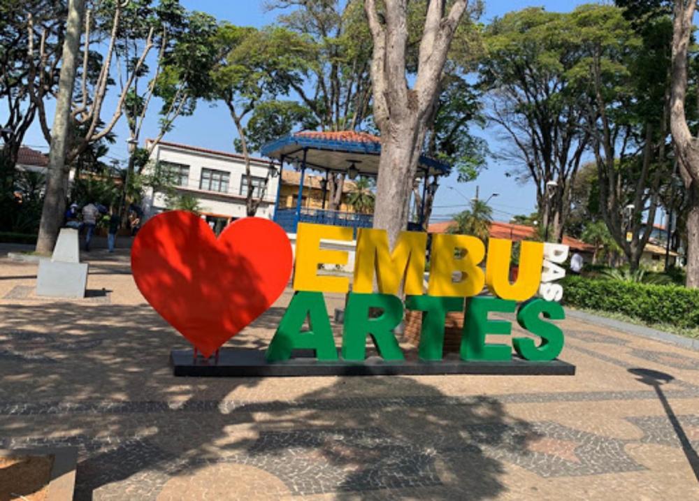 Saiba quem! Cantor internacional visitou Embu das Artes