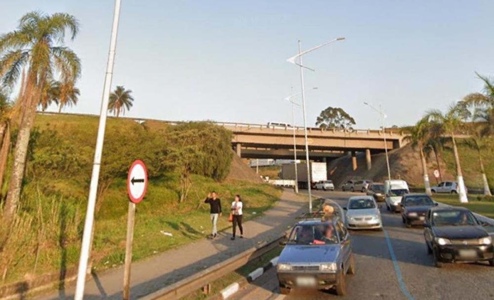 Trânsito intenso em Embu das Artes e Itapecerica da Serra na Rodovia Régis Bittencourt