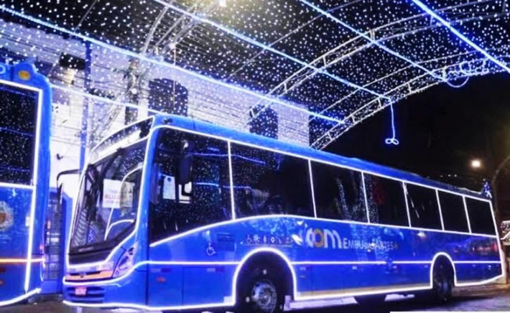 Ônibus iluminados com decoração de Natal gratuitos circulam pelo centro de Embu das Artes