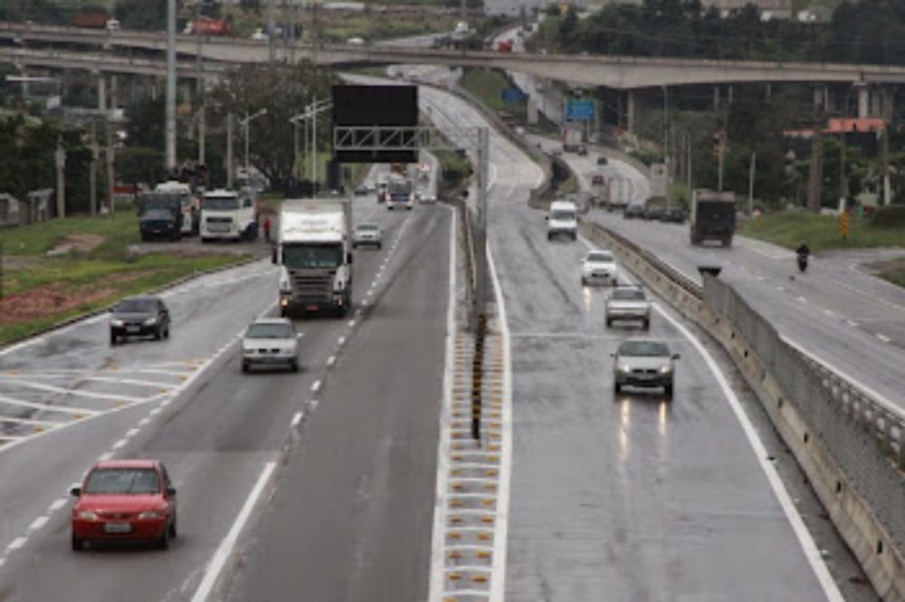 Carreta tomba no Rodoanel, em Embu das Artes